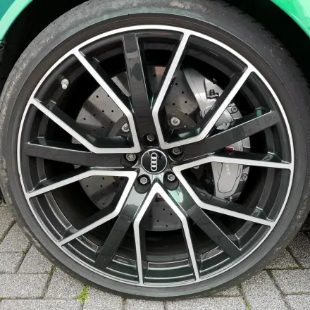 Autofelgen reinigen mit Zahnpasta und Margarine