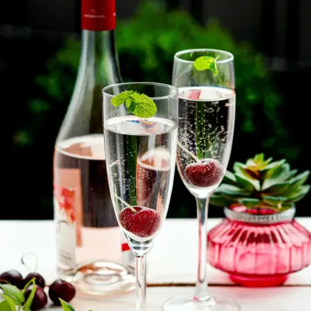 Sekt einschenken ohne Schaum