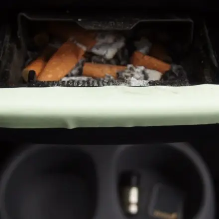 Wie finde ich im Dunkeln den Auto-Aschenbecher