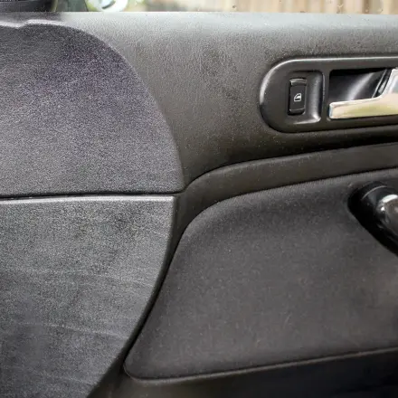 Kunststoffteile am alten Auto: Farbe auffrischen