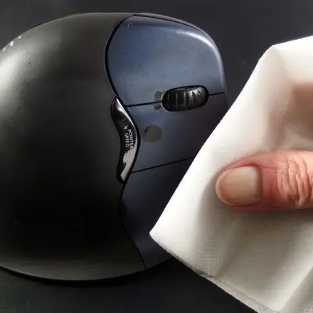 Tastatur und Maus mit Toilettenfeuchttüchern reinigen