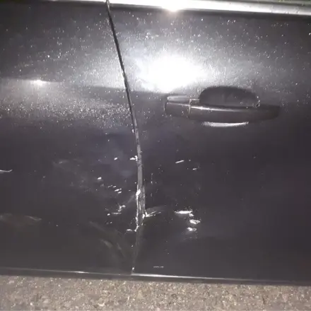 Spachtelstellen unter dem Autolack erkennen (Unfallauto)