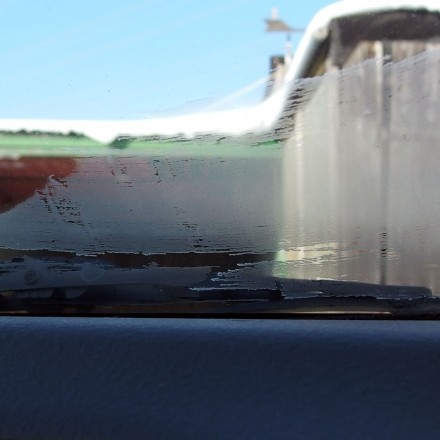 Von innen und außen: Eisfreie Autoscheiben ohne Chemie