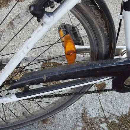 Saubere Finger beim Kettenreinigen durch Öl-Prävention