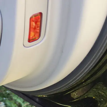 Autotüren mit Weichspüler einreiben