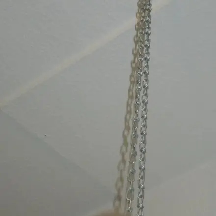 Duschvorhangstange über Badewanne mit Kette sichern