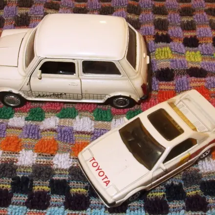 Mit dem Auto einparken: Übung mit dem Spielzeugauto macht den Meister