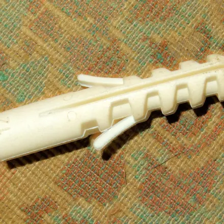 Dübel in porösen Wände halten mit Silikonkleber