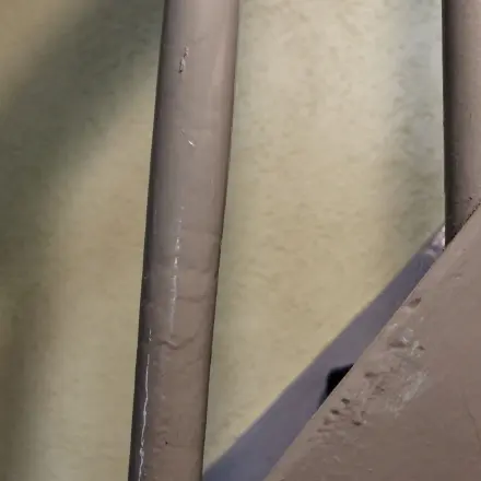 Zäune mit zu großen Abständen für Kinder & Hunde sicher machen