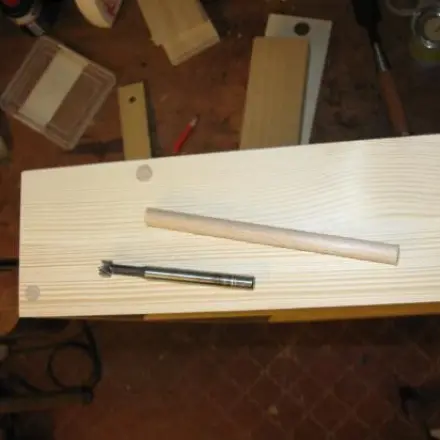 Mit Runddübel Schraubenköpfe verstecken