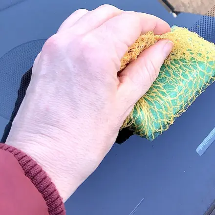 Insektenschmutz von der Autoscheibe entfernen