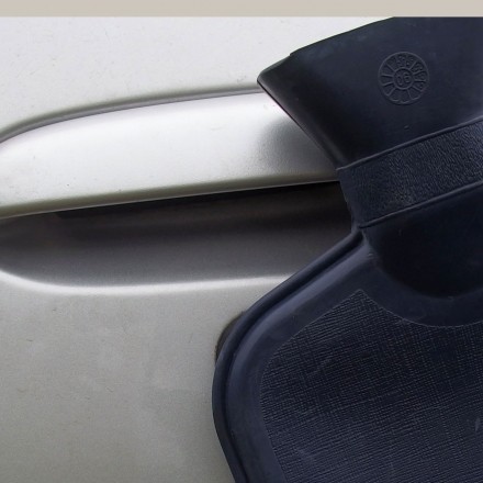 Wärmflasche gegen eingefrorenes Autotürschloss