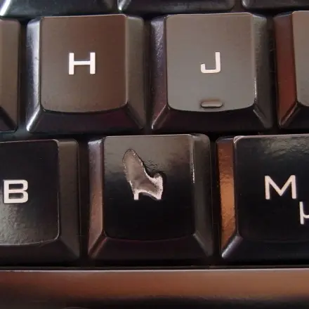 Abgenutzte unleserliche Tasten auf Notebook, Handy o-ä.