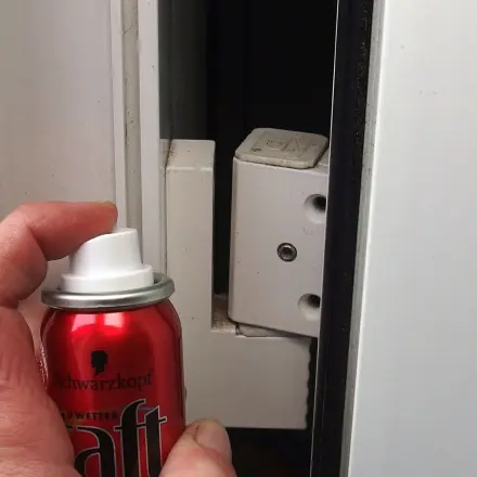 Haarspray gegen quietschende Türen