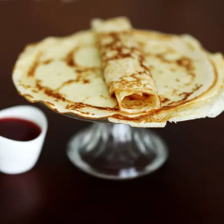 Pfannkuchen in der Pfanne grillen