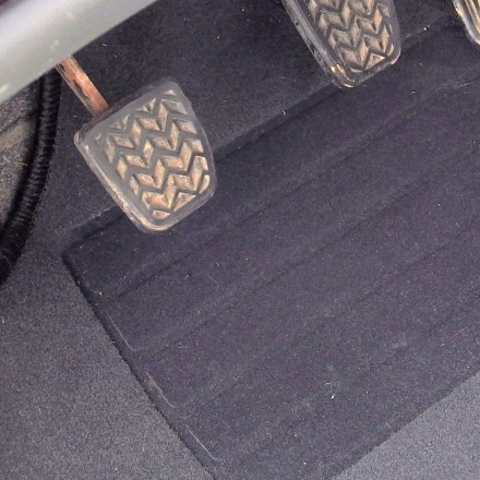 Rutschende Fußmatten im Auto sichern