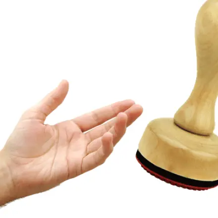 Stempel auf der Haut entfernen mit einem Beutel Schwarztee