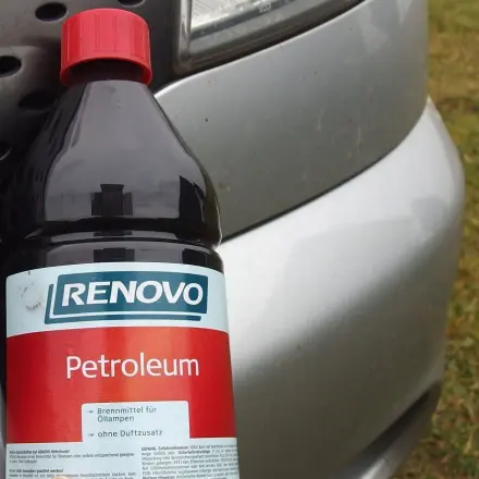 Teer am Auto entfernen mit Lampenöl & Microfasertuch