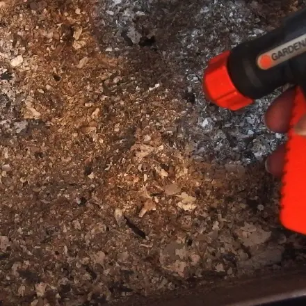 Asche aus offenem Kamin entfernen: vorher anfeuchten