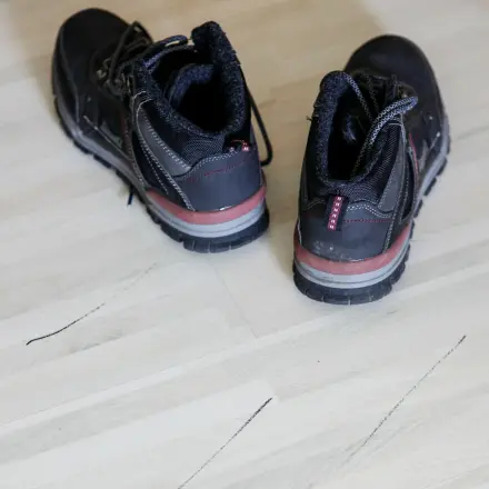 Schwarze Schuhspuren entfernen