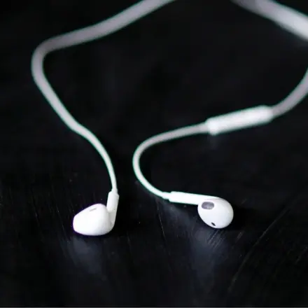 Kopfhörer mit Klebeband reinigen