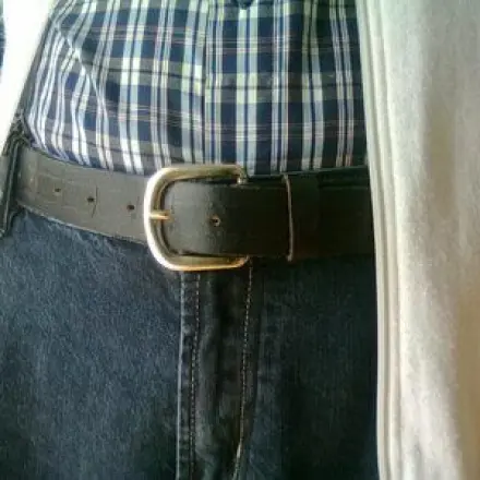 Gepflegtes Aussehen am Männerbauch mit Hosenträgern