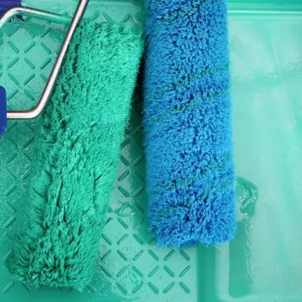 Farbrollen von Wandfarben reinigen