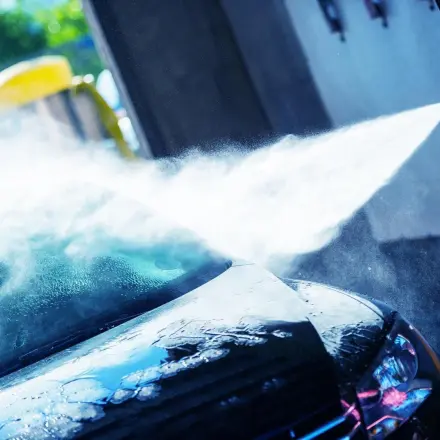 Autowäsche: Waschanlage oder Handwäsche?