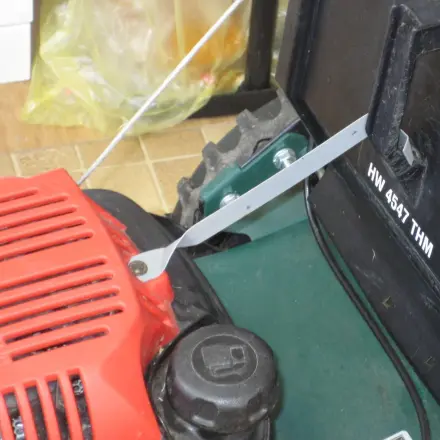 Abdeckklappe für den Fangkorb des Rasenmähers festhalten