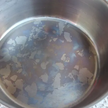 Mit Essig gegen verfärbte Edelstahltöpfe