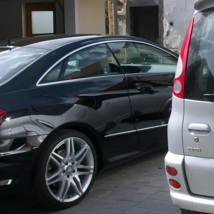 Kratzer im Autolack: Chrompolitur