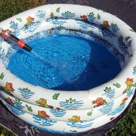 Alter Teppich als Unterlage für Billig-Planschbecken