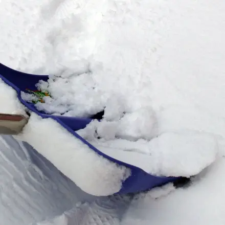 Schneeräumgeräte und -utensilien bereit stellen