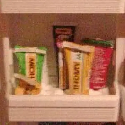 Tuben (Senf-, Tomatenmark usw.) im Kühlschrank ordnen