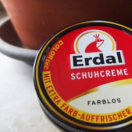 Terrakottatöpfe mit Schuhcreme wetterfest machen