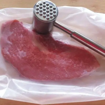 Schnitzel klopfen im Beutel von Müsli- & Cornflakes-Packungen