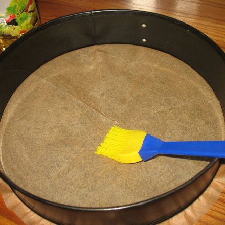 Torten und Kuchen besser vom Backpapier lösen