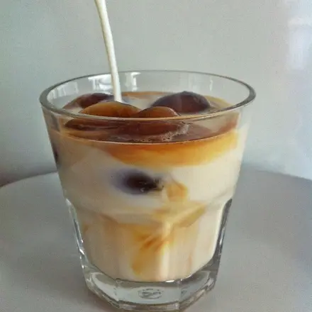 Kalte Milch mit Chai-Tee-Eiswürfeln