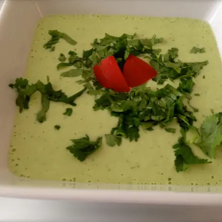 Kalte Koriander-Avocado-Kokos-Suppe - vegetarisch