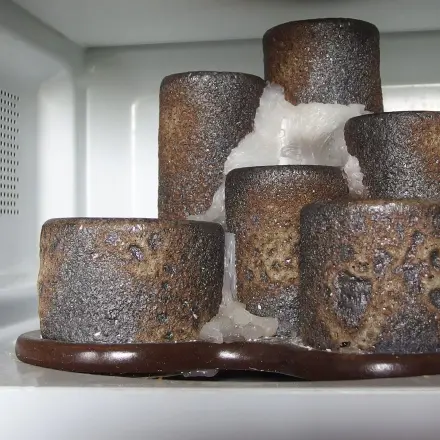 Kerzenreste entfernen: Mit der Mikrowelle