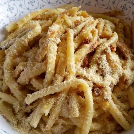 Gebratene Makkaroni mit Paniermehl