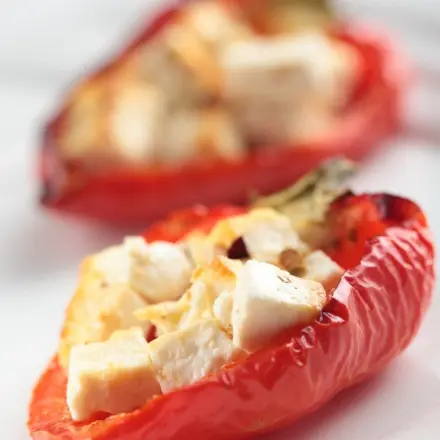 Paprika mit Schafskäse und Tomatensauce