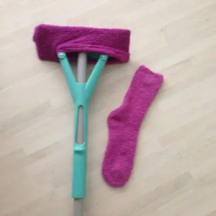 Laminatboden mit Kuschelsocken wischen