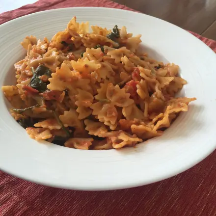 Leckere vegane Tomatensoße mit cremiger Cashew-Soße