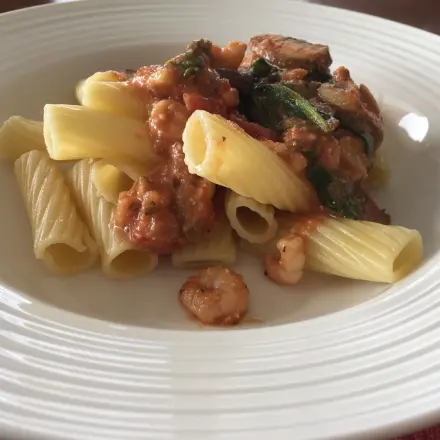 Nudeln mit Tomaten-Cashew-Creme-Soße und Shrimps