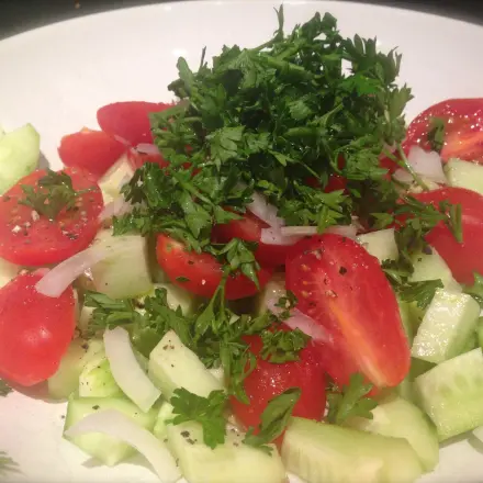 Frischer leckerer Gurken-Tomatensalat mit Petersilie