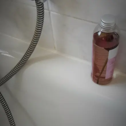 Eingetrocknetes Badeöl in der Badewanne entfernen