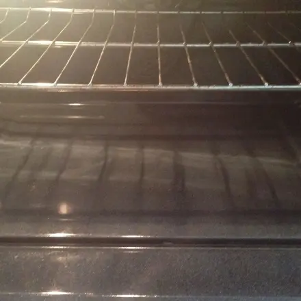 Sauberer Backofen beim Backen von Pflaumenkuchen