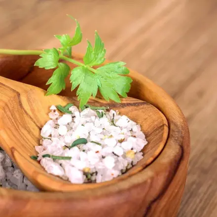 Liebstöckel-Salz herstellen