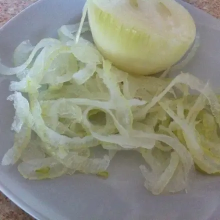 Hauchdünne Zwiebelscheiben schneiden